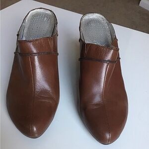 TSUBO women’s leather upper Heel clog sandals shoes size 8